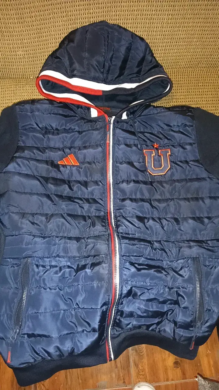 Chaqueta deportiva azul con capucha Universidad de Chile