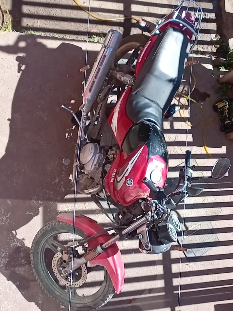 Motocicleta Yamaha roja en buen estado - 3
