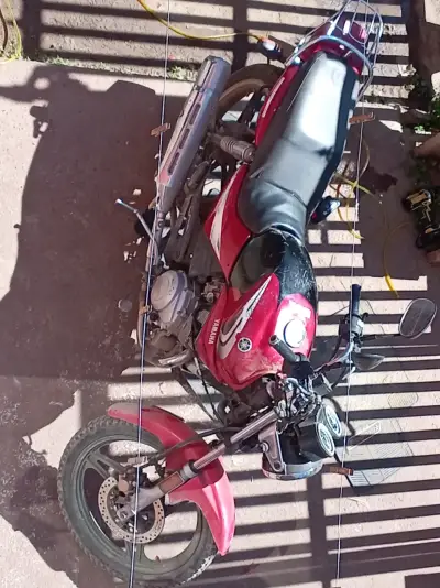Motocicleta Yamaha roja en buen estado - miniatura 3