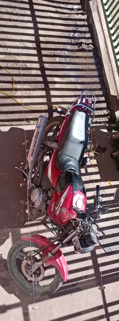 Motocicleta Yamaha roja en buen estado - miniatura 5