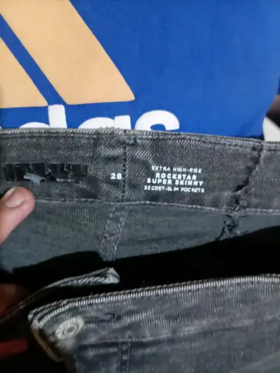 Jeans gris super skinny de talle alto - miniatura 2