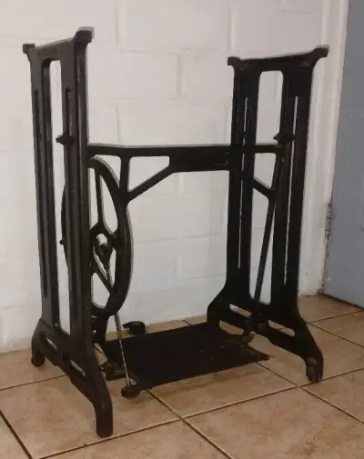 Base de máquina de coser antigua de hierro - miniatura 1