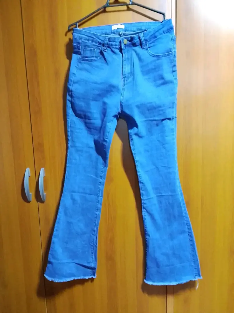 Pantalones acampanados negros y azules para mujer - 4