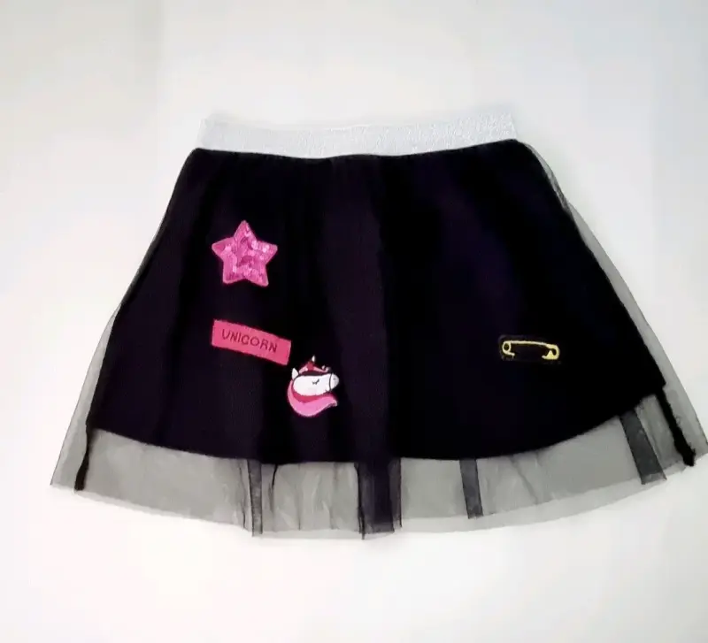 Falda infantil negra con diseño de unicornio