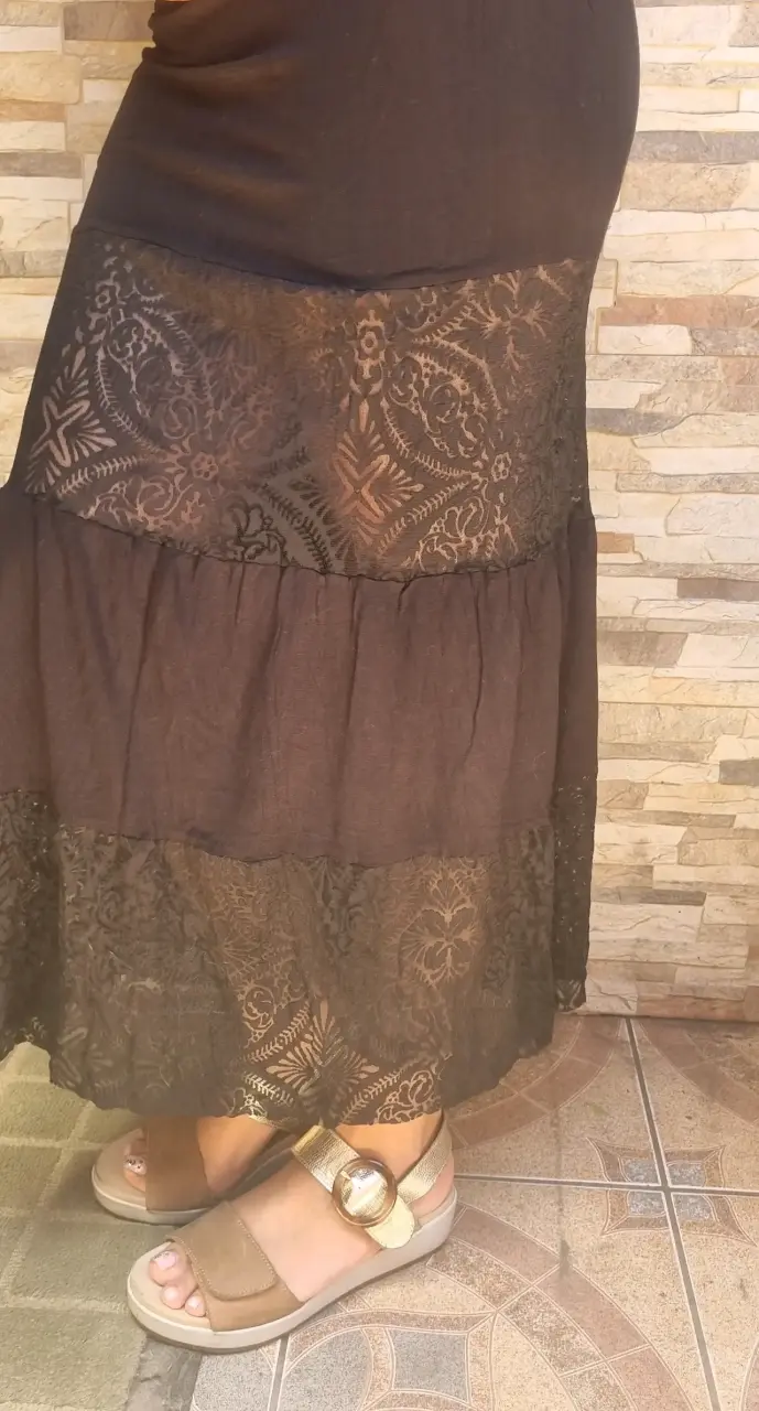Falda larga negra con encaje floral - 1