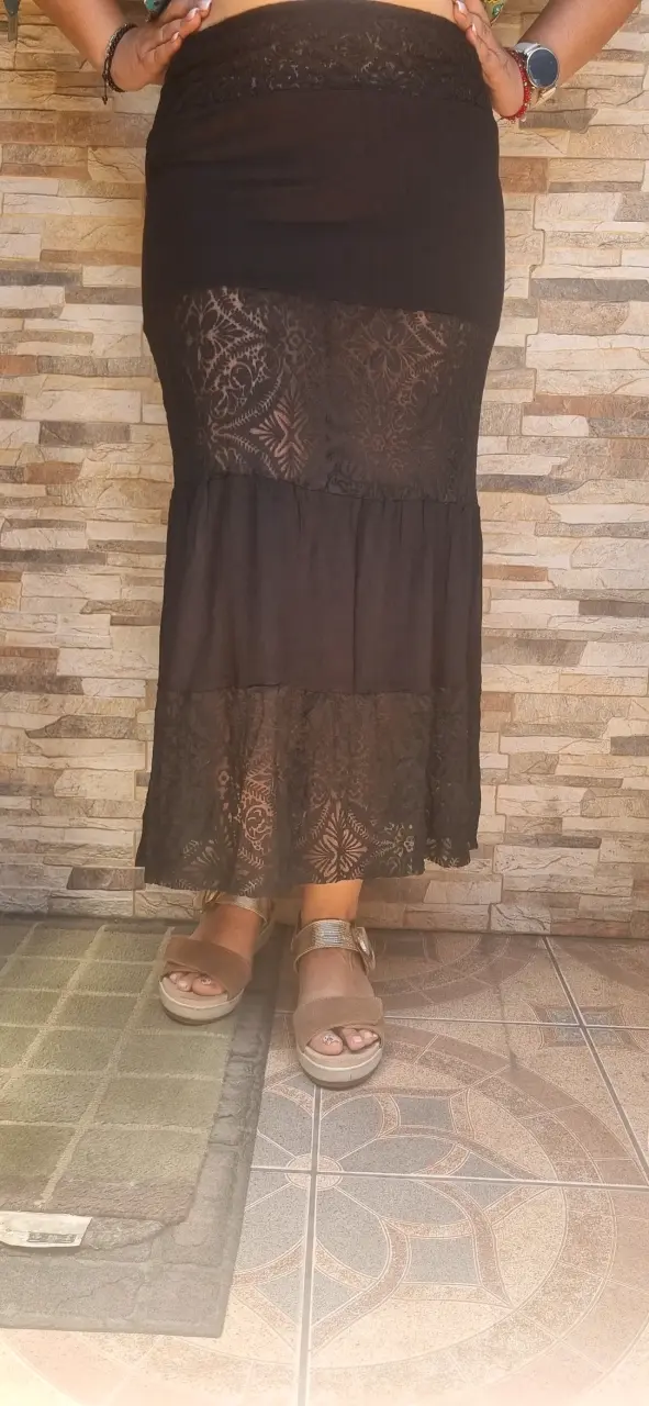 Falda larga negra con encaje floral - 2