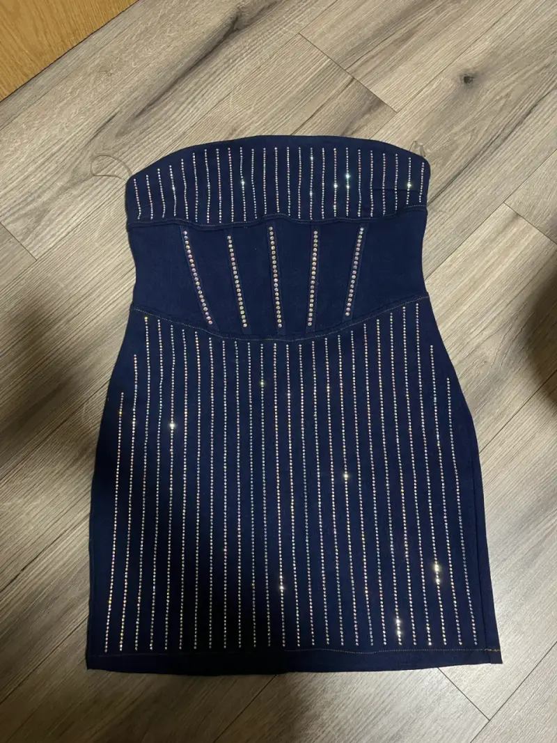 Vestido Fashion Nova azul con detalles brillantes