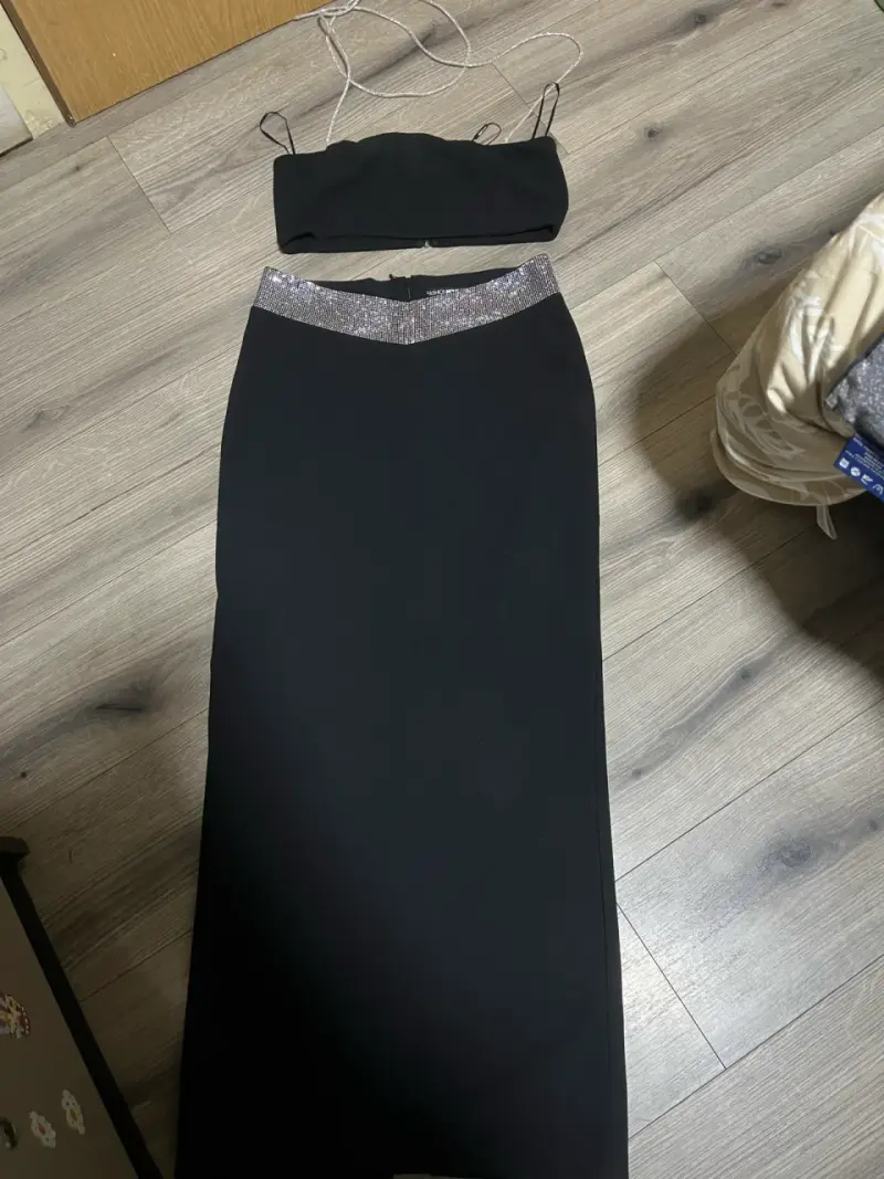 Conjunto de falda y top negro con detalle brillante