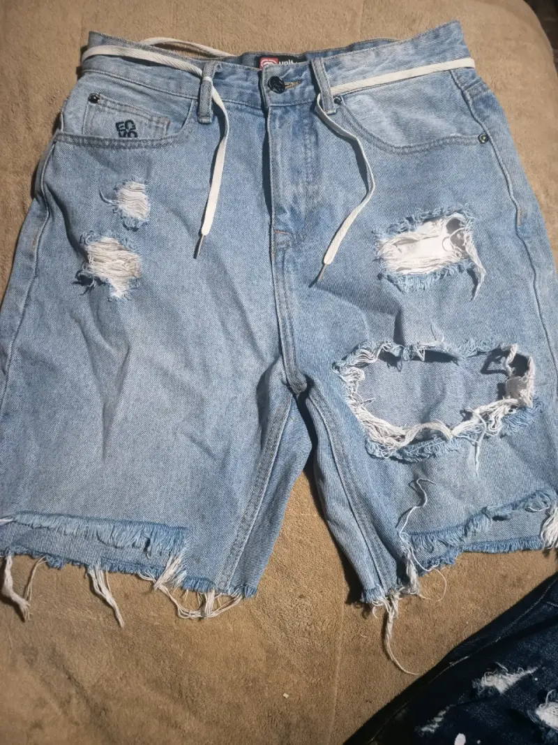 Shorts de mezclilla desgastados para hombre - 1