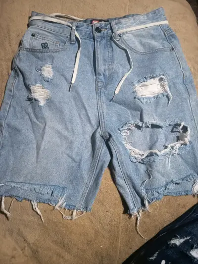 Shorts de mezclilla desgastados para hombre - miniatura 1