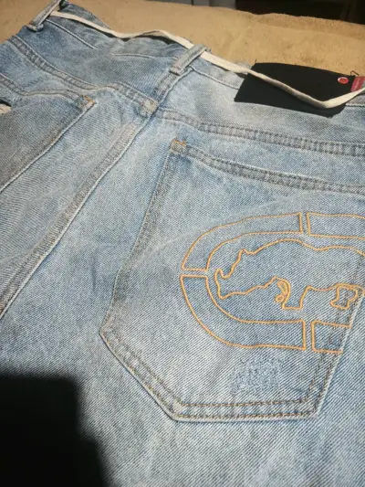 Shorts de mezclilla desgastados para hombre - miniatura 3