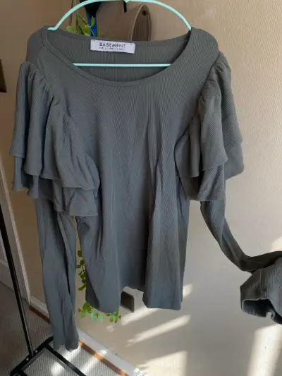 Blusa verde militar con volantes Basement - miniatura 1