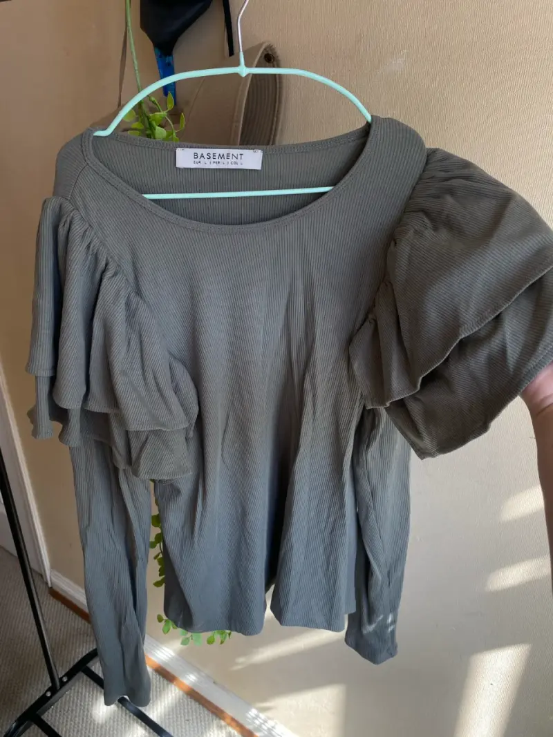 Blusa verde militar con volantes Basement - 2