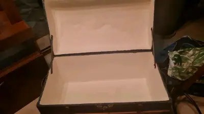 Baúl antiguo decorado con flores - miniatura 4