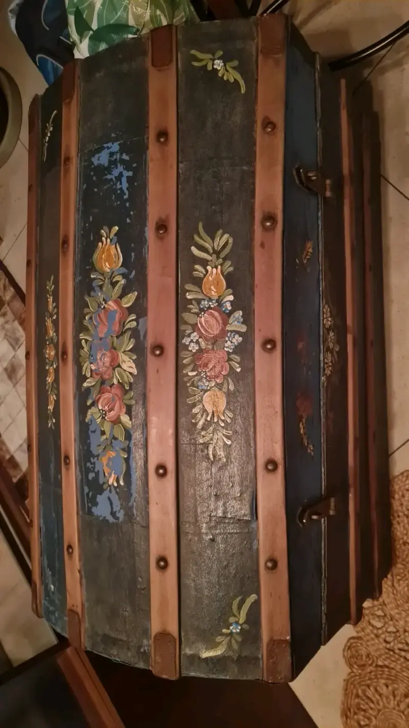 Baúl antiguo decorado con flores - 5