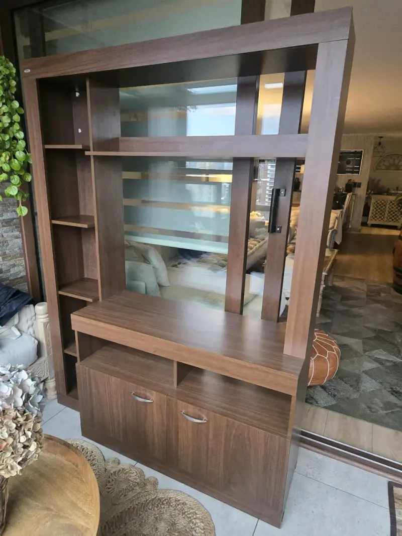 Mueble de madera con estantes y puertas - 1