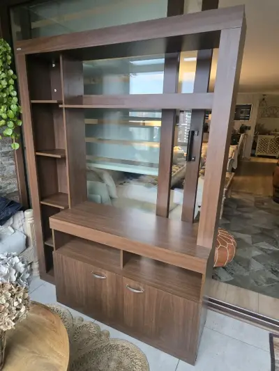 Mueble de madera con estantes y puertas - miniatura 1