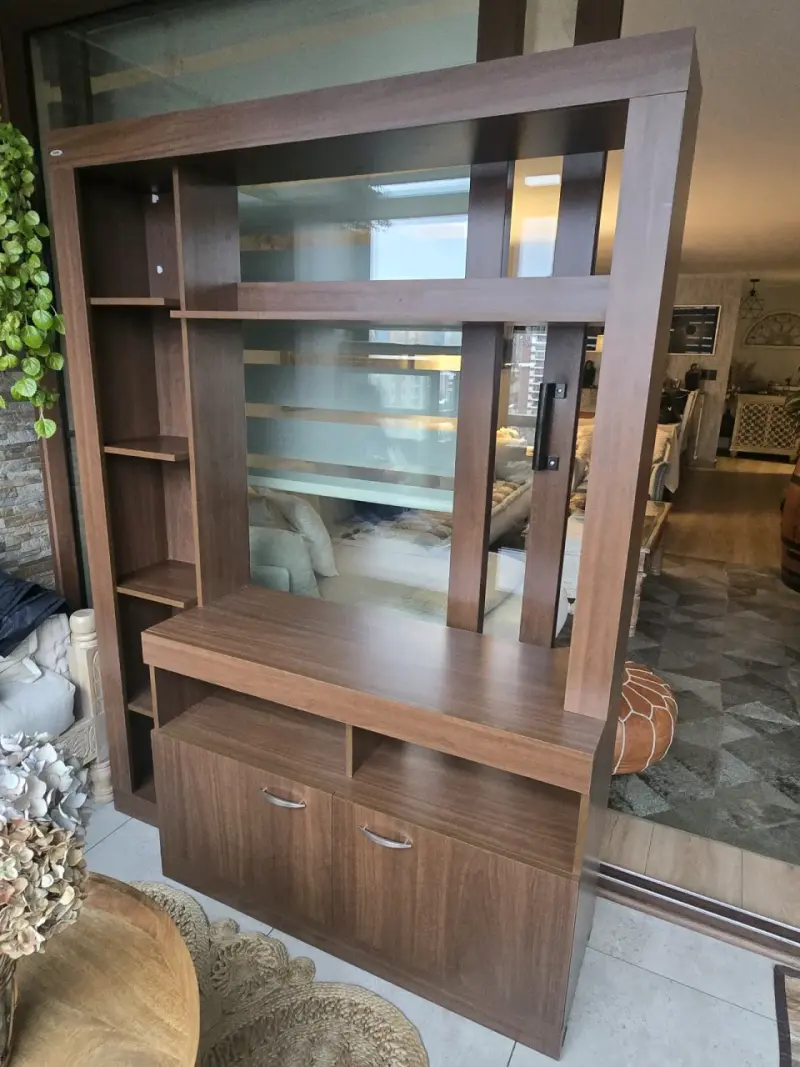 Mueble de madera con estantes y puertas - 2