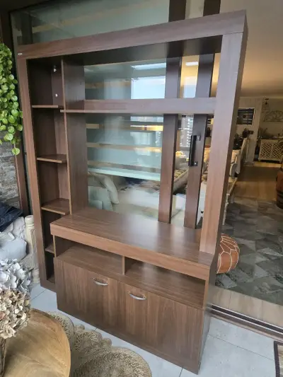 Mueble de madera con estantes y puertas - miniatura 2