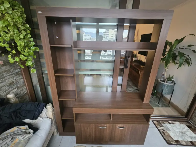 Mueble de madera con estantes y puertas - 3