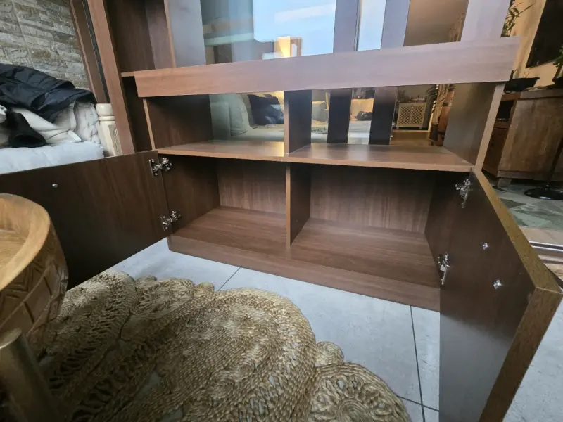 Mueble de madera con estantes y puertas - 4