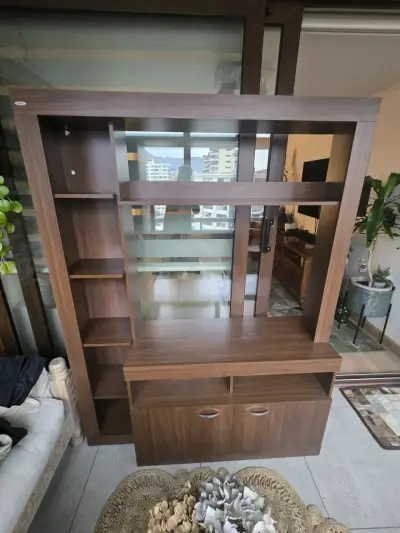 Mueble de madera con estantes y puertas - miniatura 5