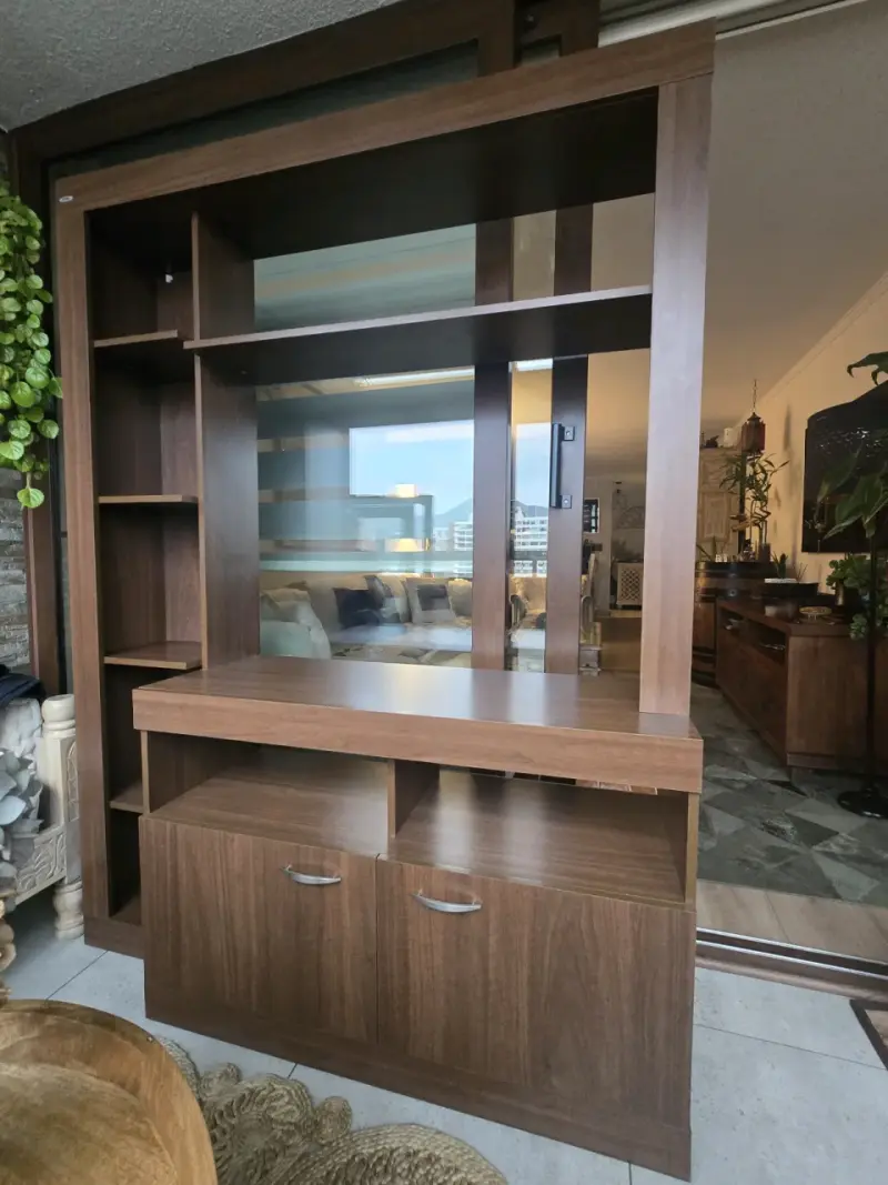 Mueble de madera con estantes y puertas - 6