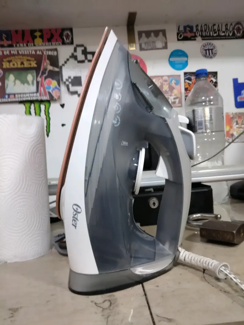 Plancha a vapor Oster con suela antiadherente - 1