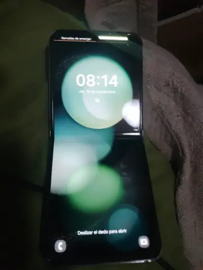 Smartphone Samsung plegable con pantalla dual - miniatura 1