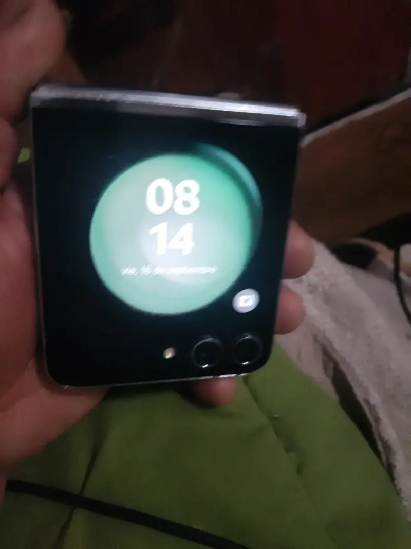 Smartphone Samsung plegable con pantalla dual - 2