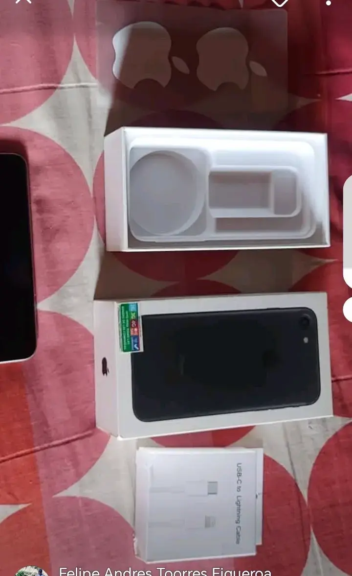 iPhone en caja original con accesorios
