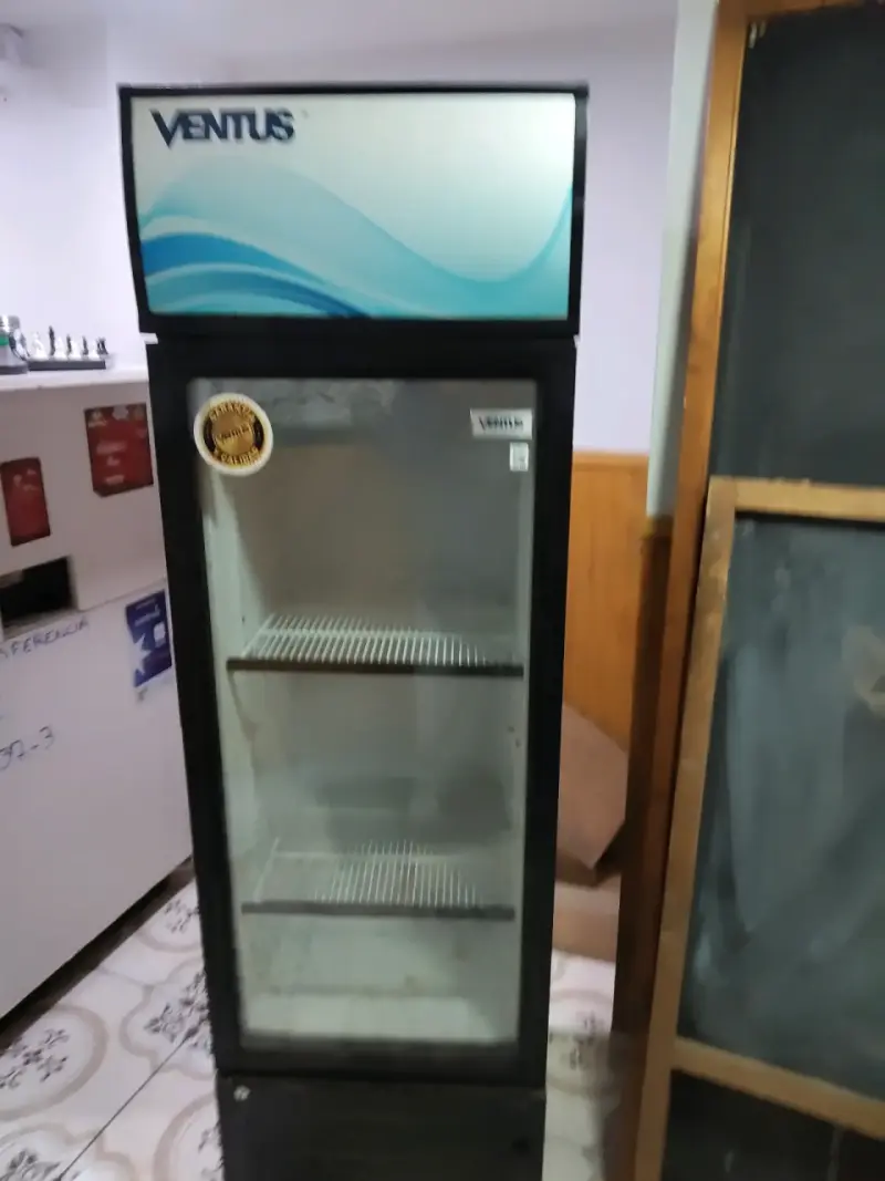 Refrigerador exhibidor Ventus con puertas de vidrio
