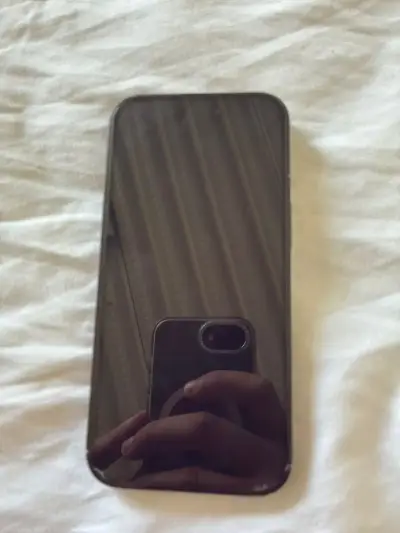 iPhone 15 en buen estado con detalles - miniatura 2