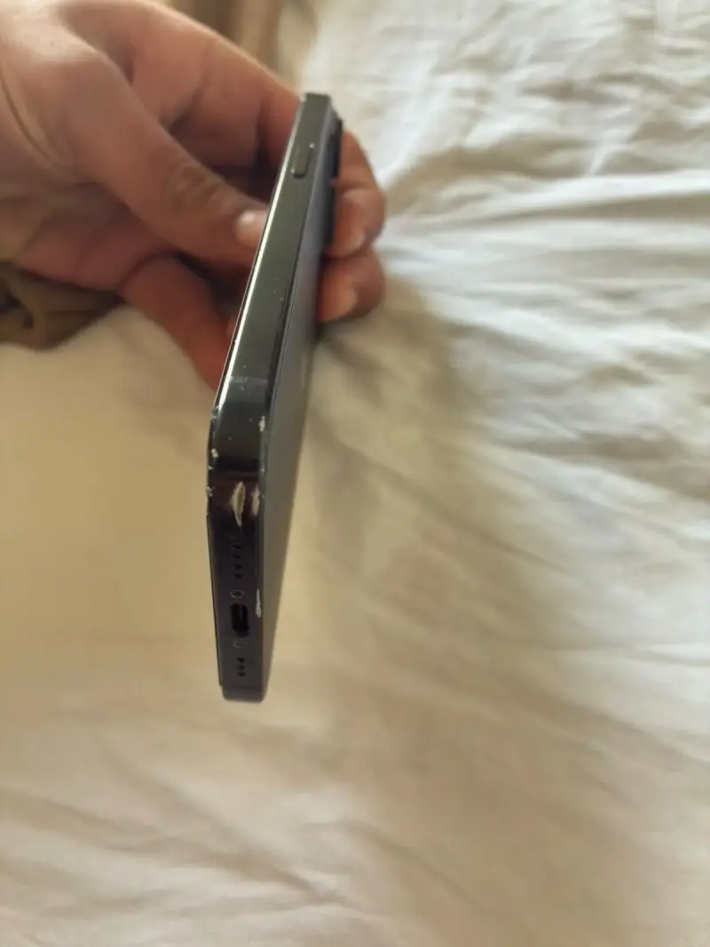 iPhone 15 en buen estado con detalles - 3