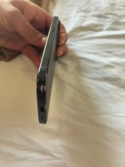 iPhone 15 en buen estado con detalles - miniatura 3
