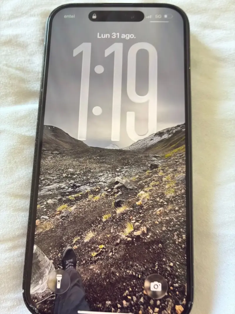 iPhone 15 en buen estado con detalles - 4