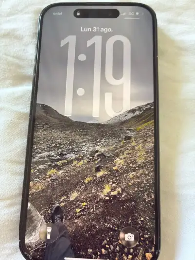 iPhone 15 en buen estado con detalles - miniatura 4