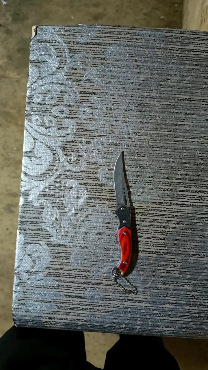 Cuchillo plegable de bolsillo con mango rojo