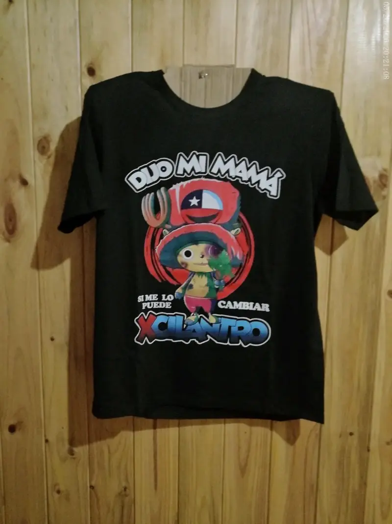 Polera negra con diseño gráfico divertido