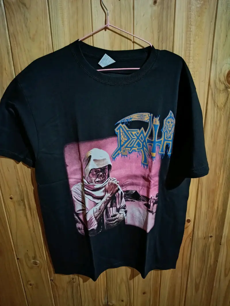 Polera negra con diseño gráfico de banda Death