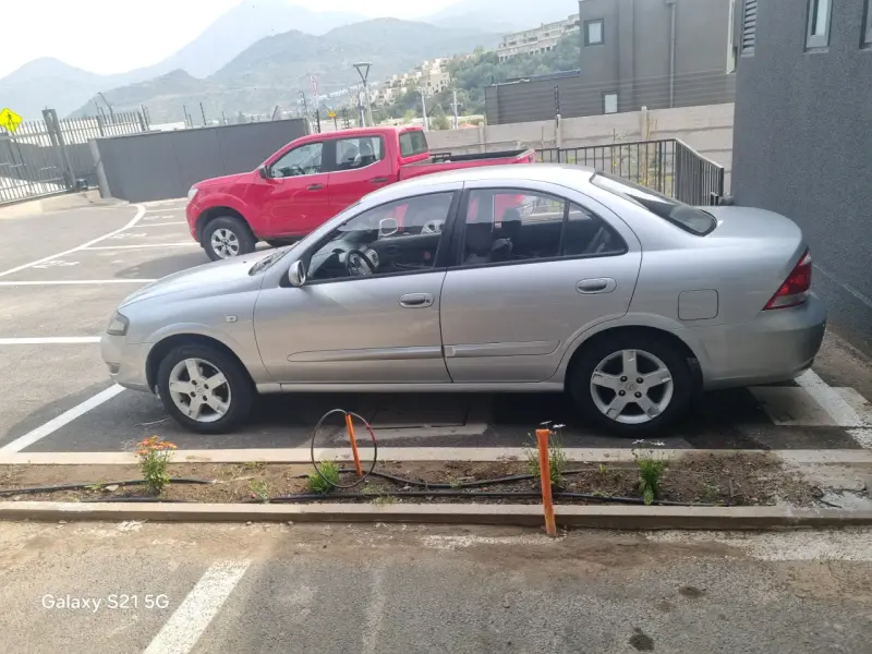 Auto sedán plateado en buen estado - 1