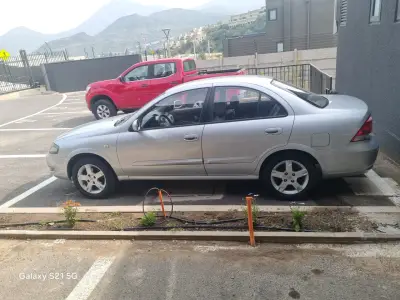 Auto sedán plateado en buen estado - miniatura 1