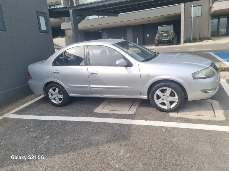 Auto sedán plateado en buen estado - 2