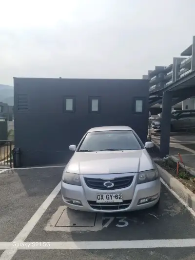 Auto sedán plateado en buen estado - miniatura 3