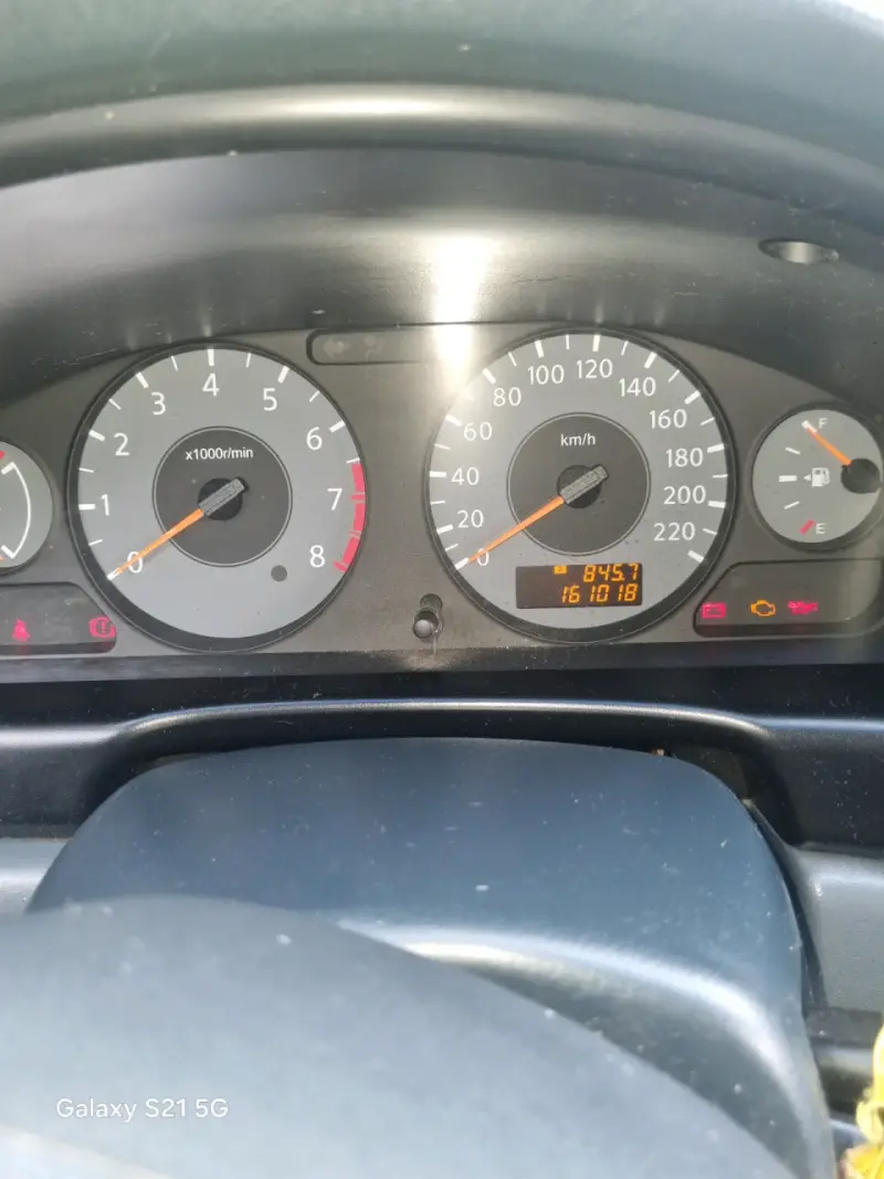 Auto sedán plateado en buen estado - 4
