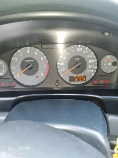 Auto sedán plateado en buen estado - miniatura 4