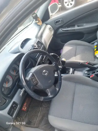 Auto sedán plateado en buen estado - miniatura 5