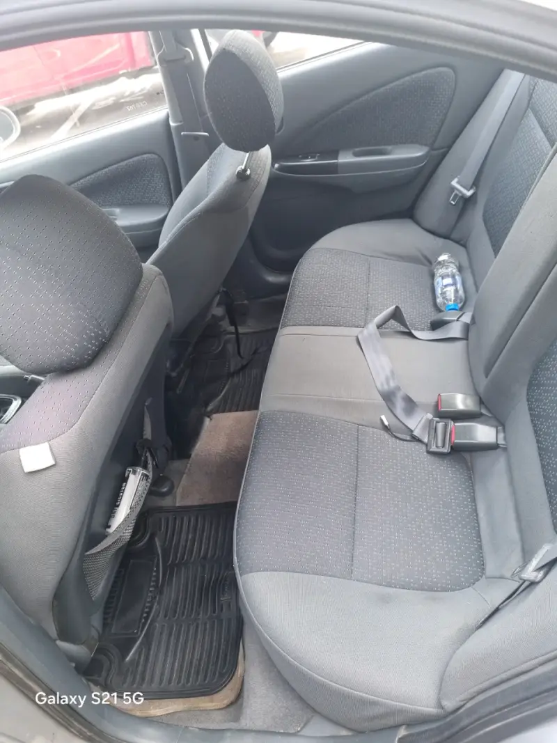 Auto sedán plateado en buen estado - 6