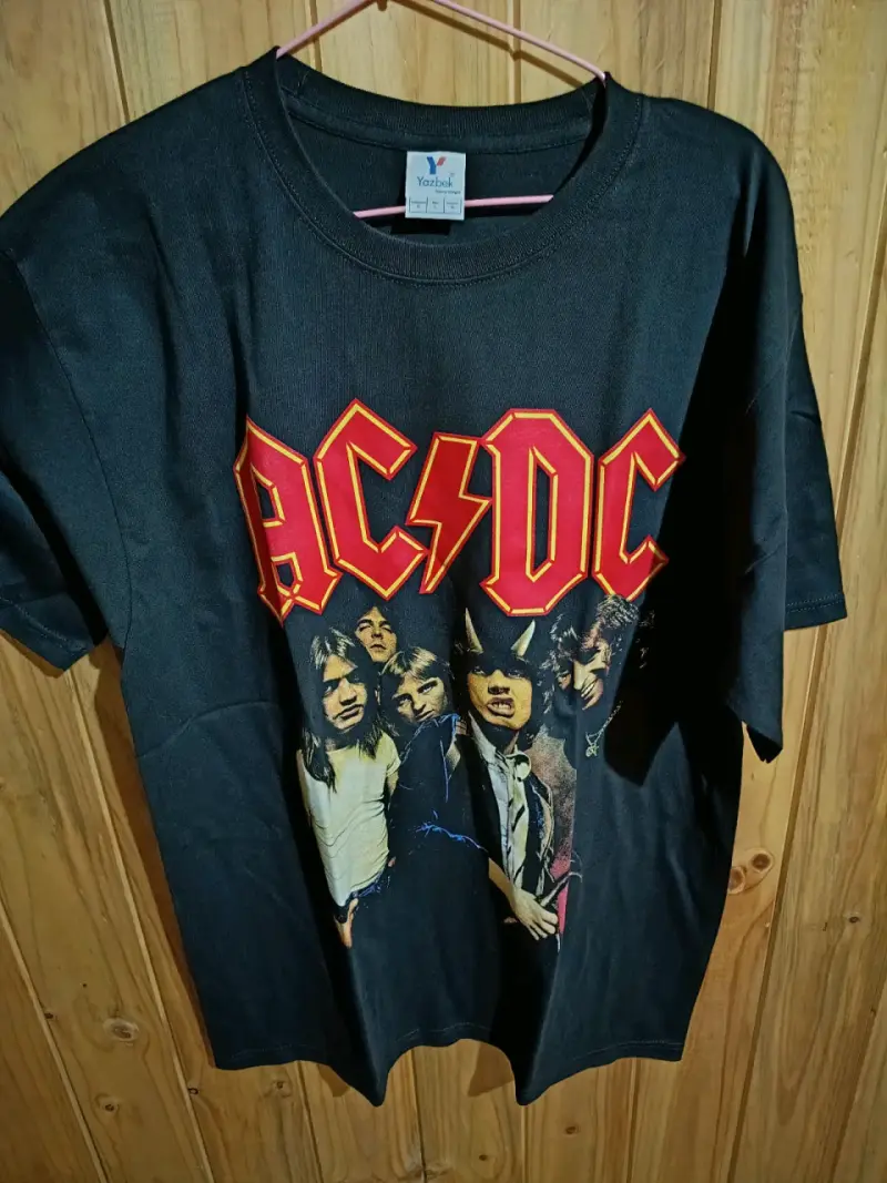 Polera negra AC/DC Yazbek para hombre