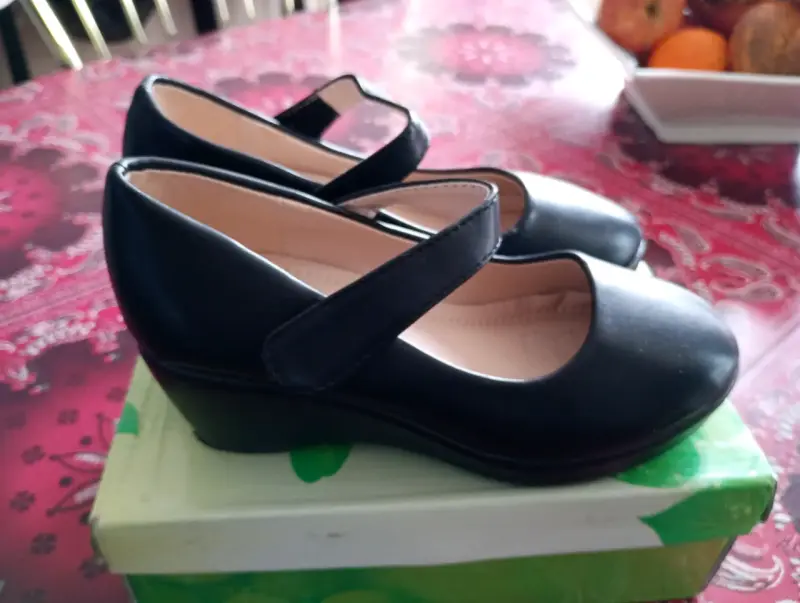 Zapatos de niña negros con taco bajo